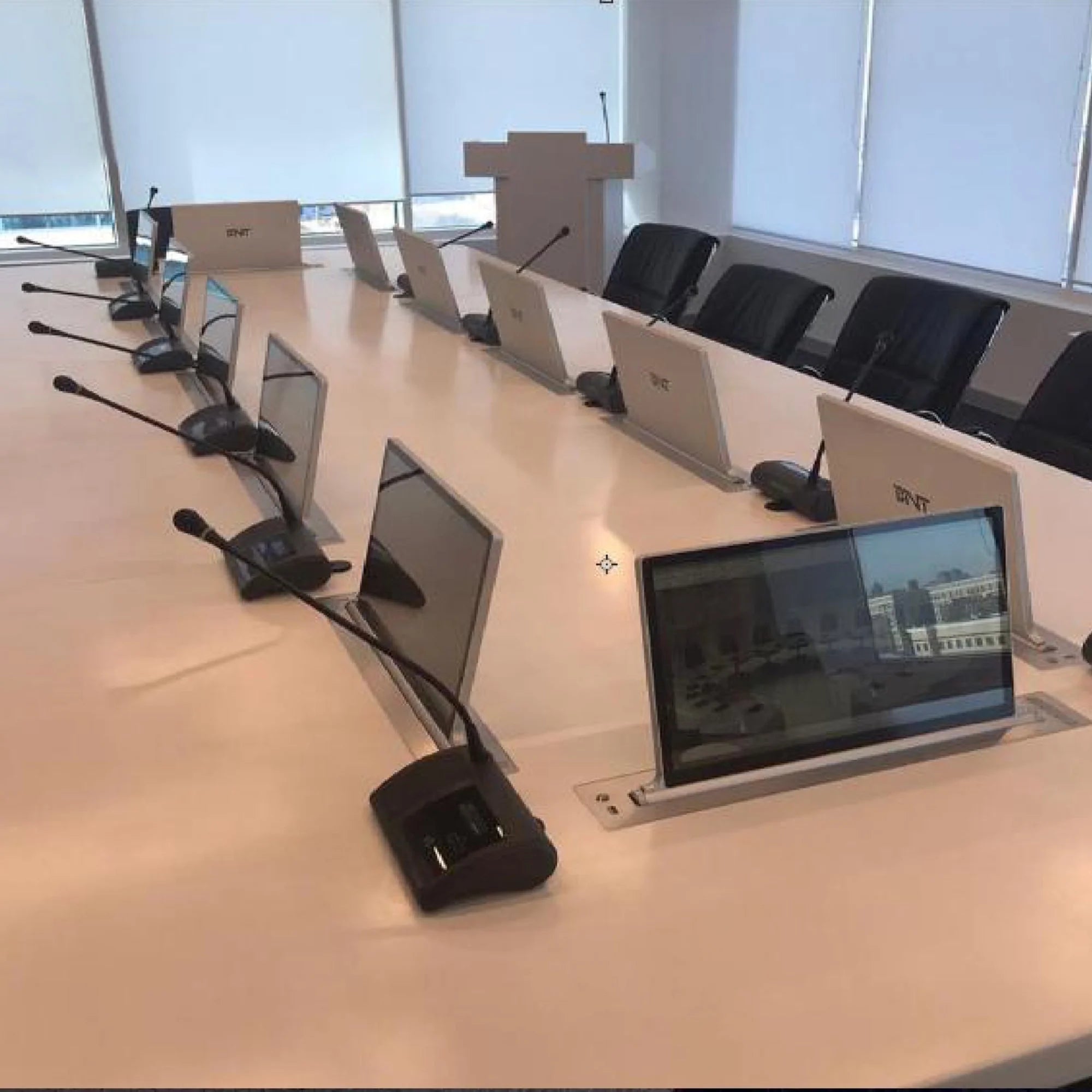 BLL17.3 Motorlu Monitör Kaldırmalı Toplantı Masası İstanbul Ofis Mobilya