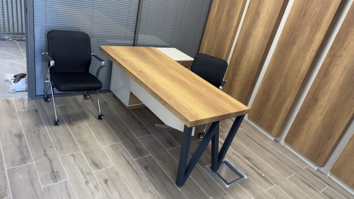 İstanbul Ofis Mobilya Dudullu OSB okul projesi için ahşap tablalı ve metal ayaklı modern yönetici çalışma masası