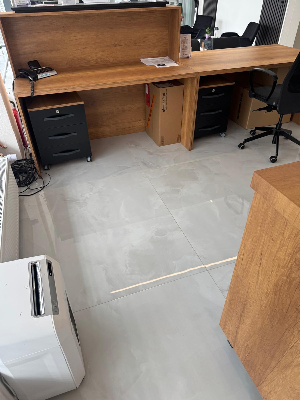İstanbul Ofis Mobilya ahşap ofis masası ve siyah çekmeceli keson takımı