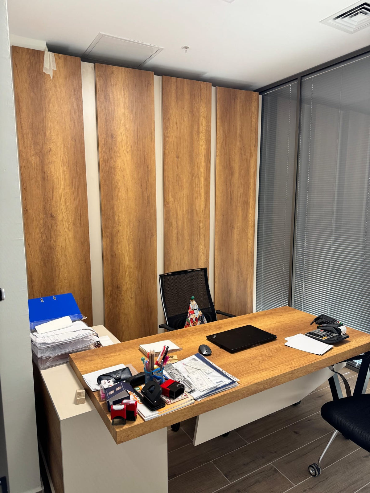 İstanbul Ofis Mobilya tarafından tasarlanan Dudullu OSB Atatürk Eğitim Kurumları için ahşap detaylı modern okul masası