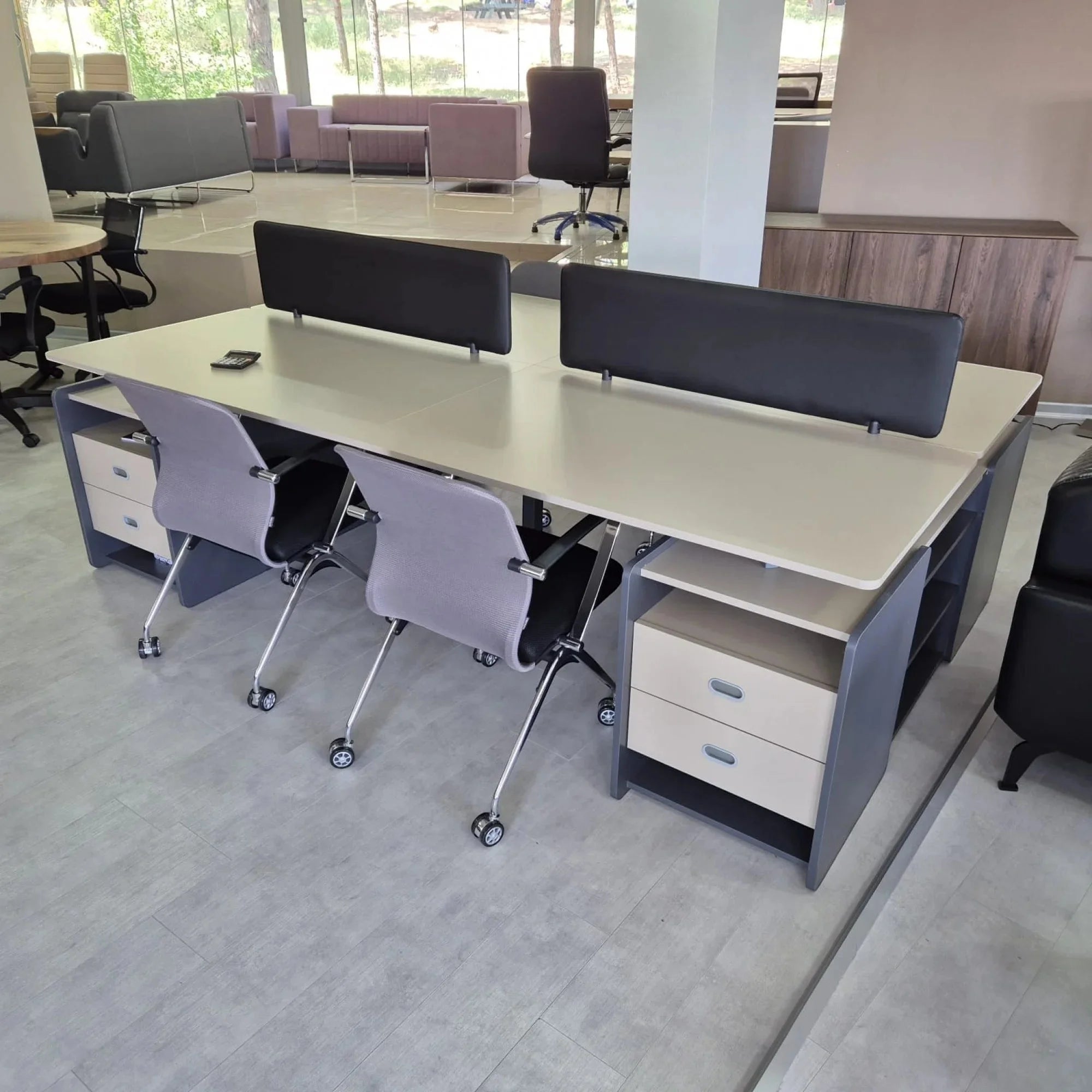 İstanbul Ofis Mobilya antrasit ve ahşap detaylı, bölücü panelli, çekmeceli modern çoklu ofis çalışma masası takımı.
