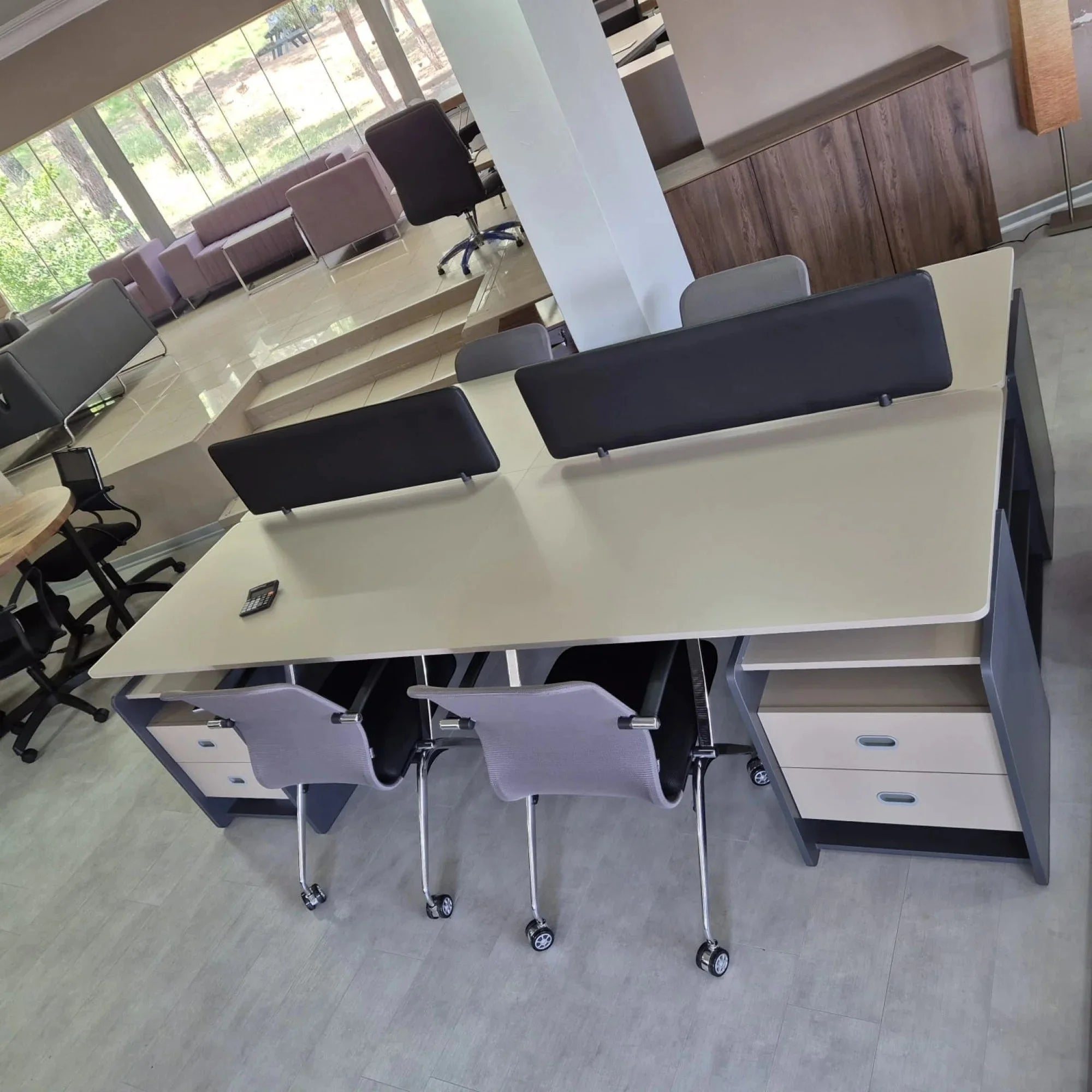 İstanbul Ofis Mobilya antrasit ve ahşap detaylı, bölücü panelli modern çoklu ofis çalışma masası takımı