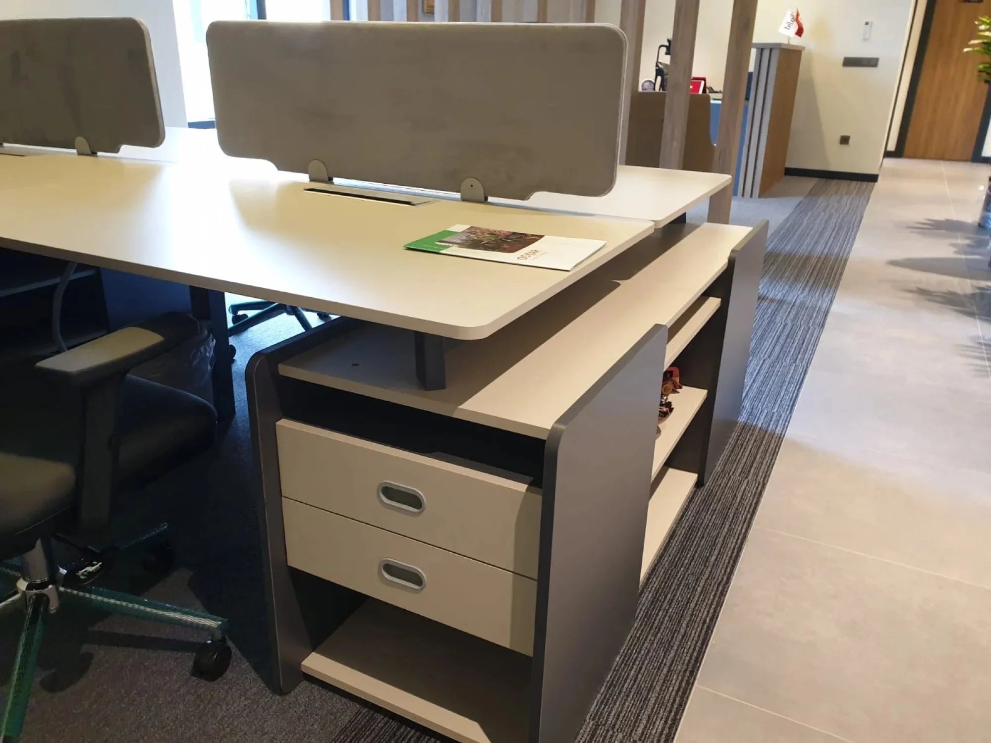İstanbul Ofis Mobilya antrasit ve ahşap detaylı, bölücü panelli ve çekmeceli modern çoklu ofis çalışma masası takımı.