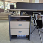 İstanbul Ofis Mobilya antrasit ve ahşap tonlarında, entegre çekmeceli ve bölücü panelli modern çoklu çalışma masası.