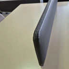 İstanbul Ofis Mobilya çoklu çalışma masası üzerinde yer alan, dikiş detaylı antrasit gri ofis bölücü panel.