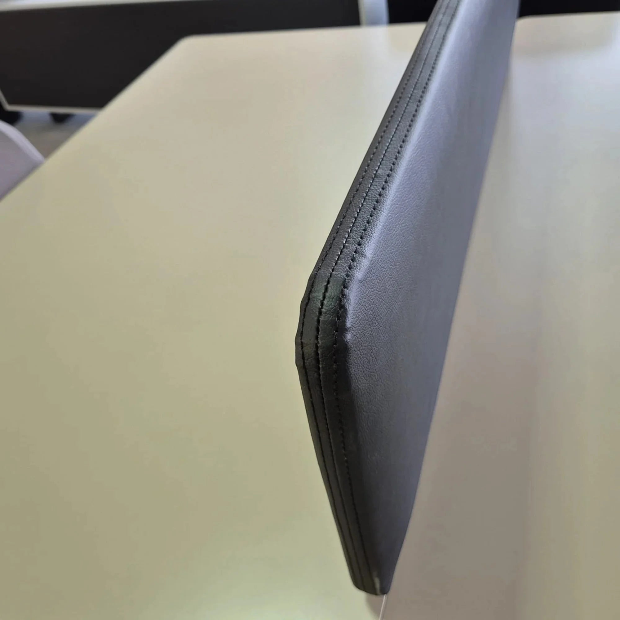 İstanbul Ofis Mobilya çoklu çalışma masası üzerinde yer alan, dikiş detaylı antrasit gri ofis bölücü panel.