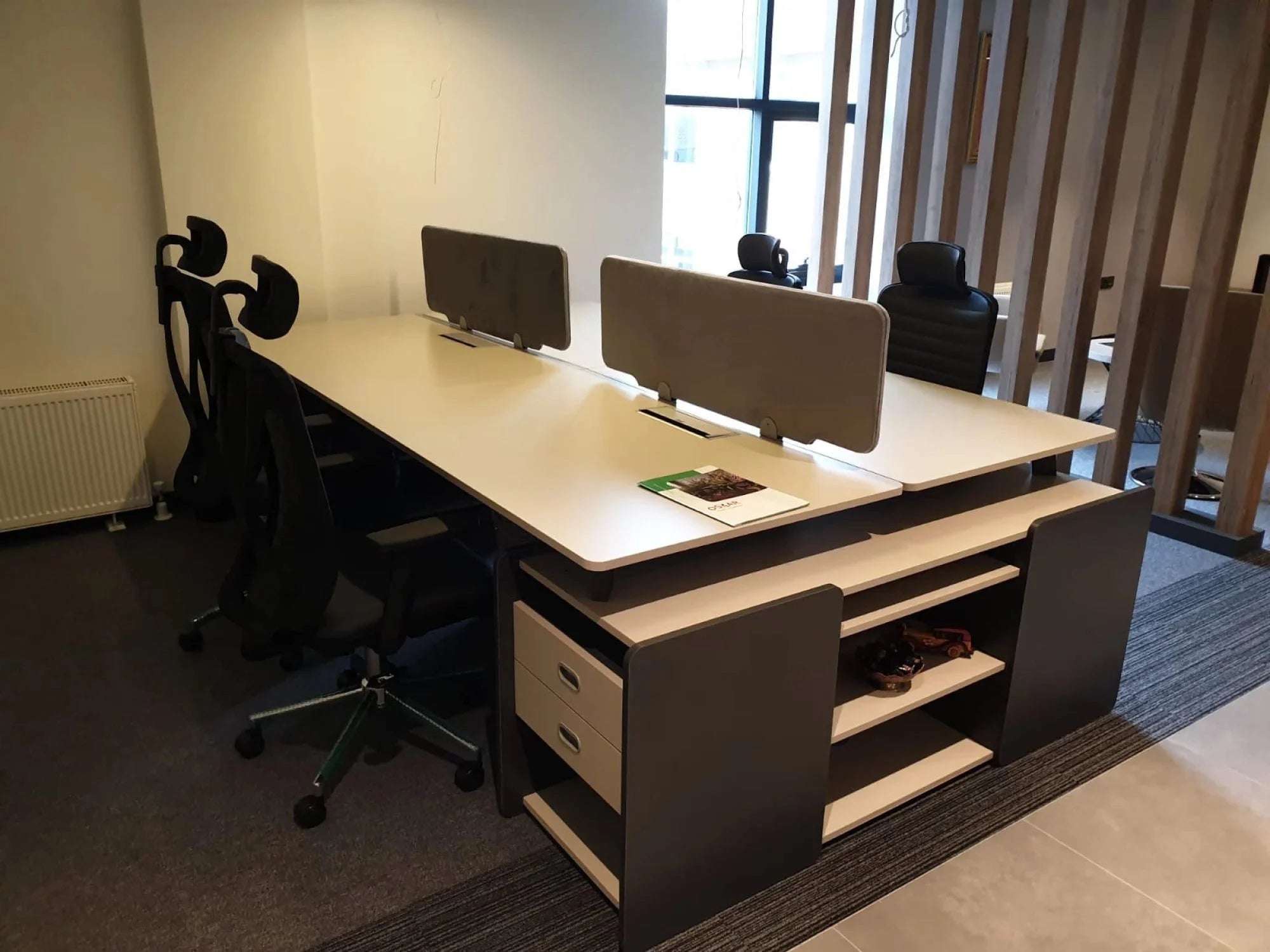 İstanbul Ofis Mobilya antrasit ve ahşap detaylı, bölücü panelli modern çoklu ofis çalışma masası takımı