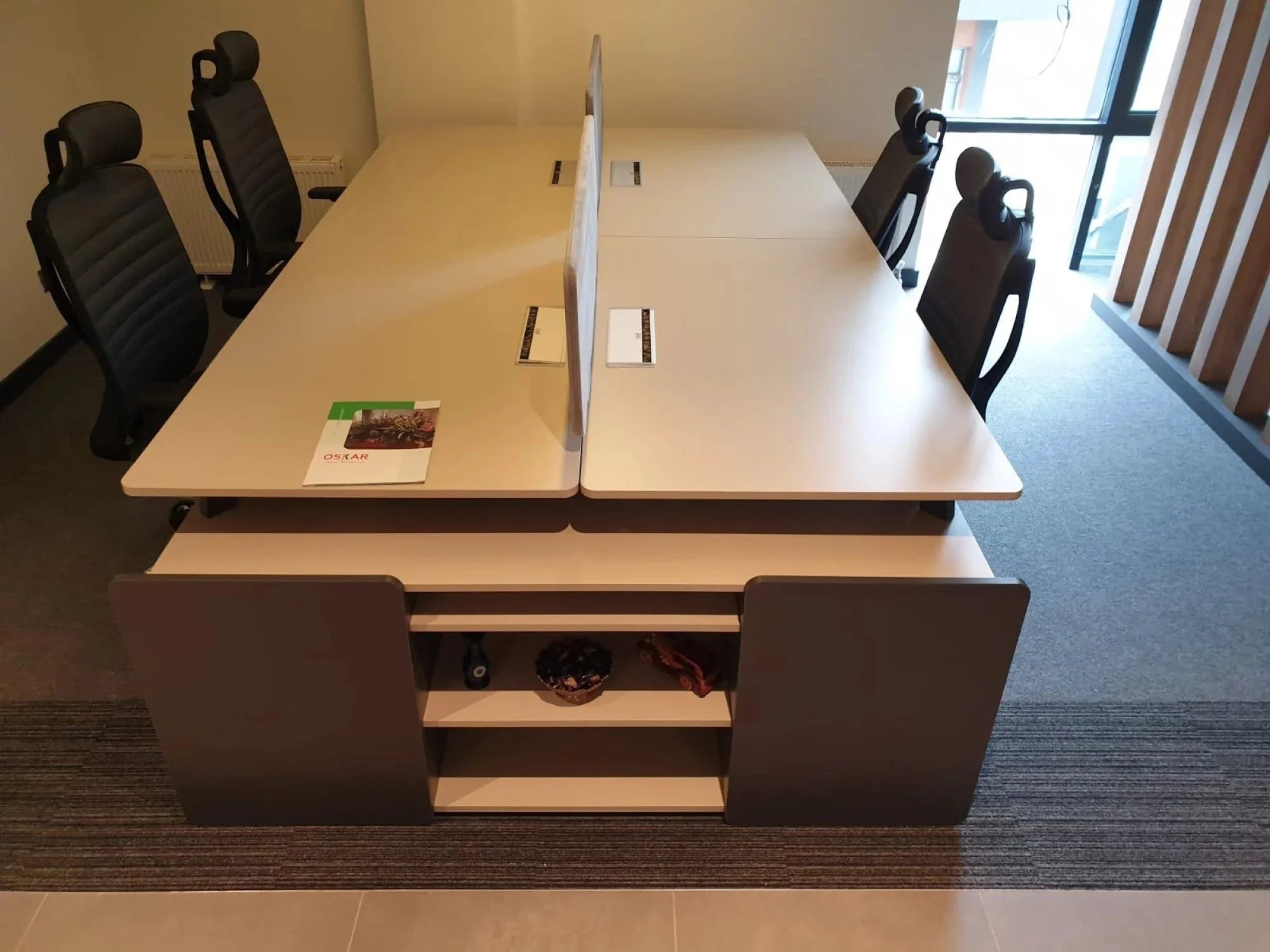 İstanbul Ofis Mobilya antrasit ve ahşap detaylı, bölücülü, modern çoklu ofis çalışma masası takımı