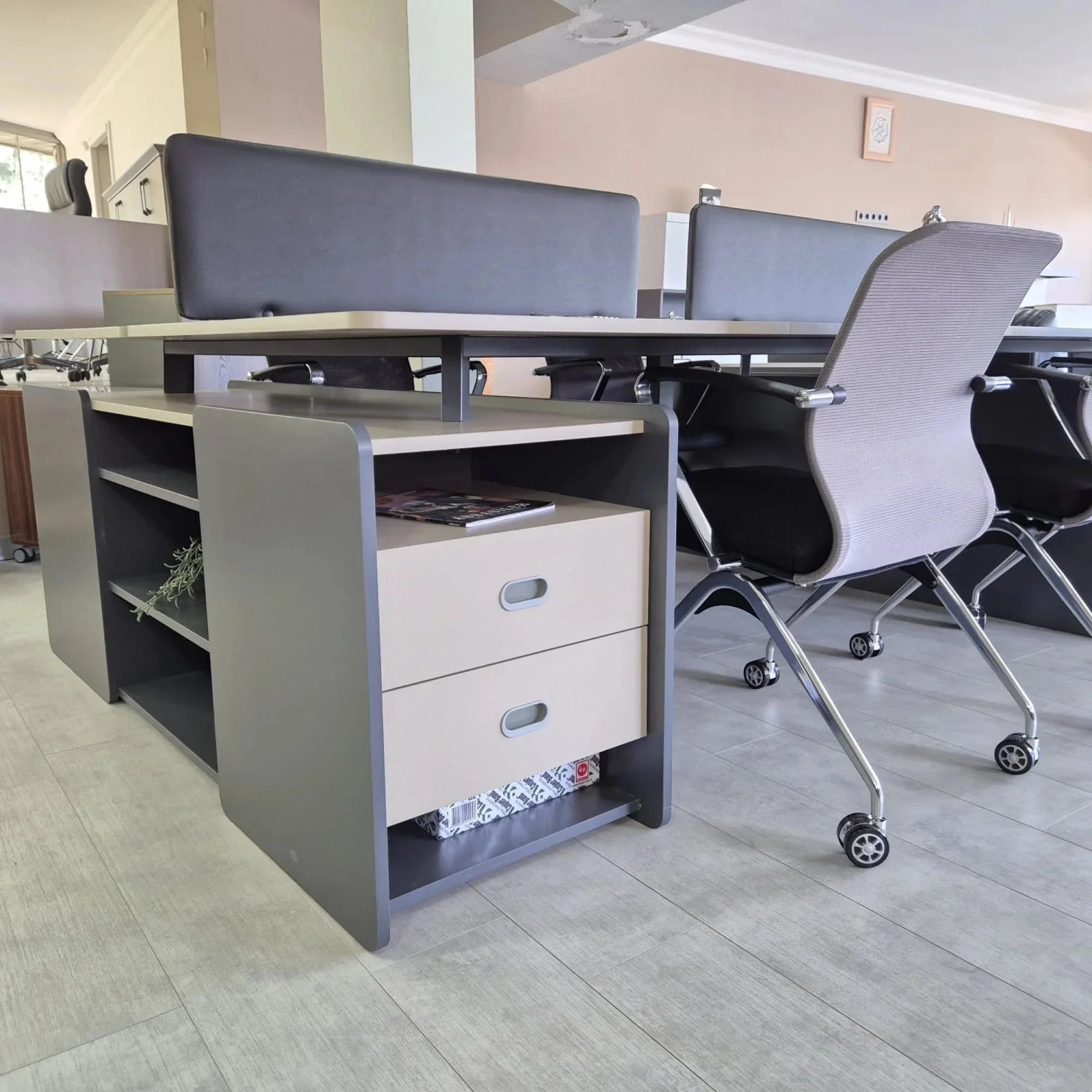 İstanbul Ofis Mobilya antrasit ve ahşap detaylı, bölücü panelli, çekmeceli modern çoklu ofis çalışma masası takımı