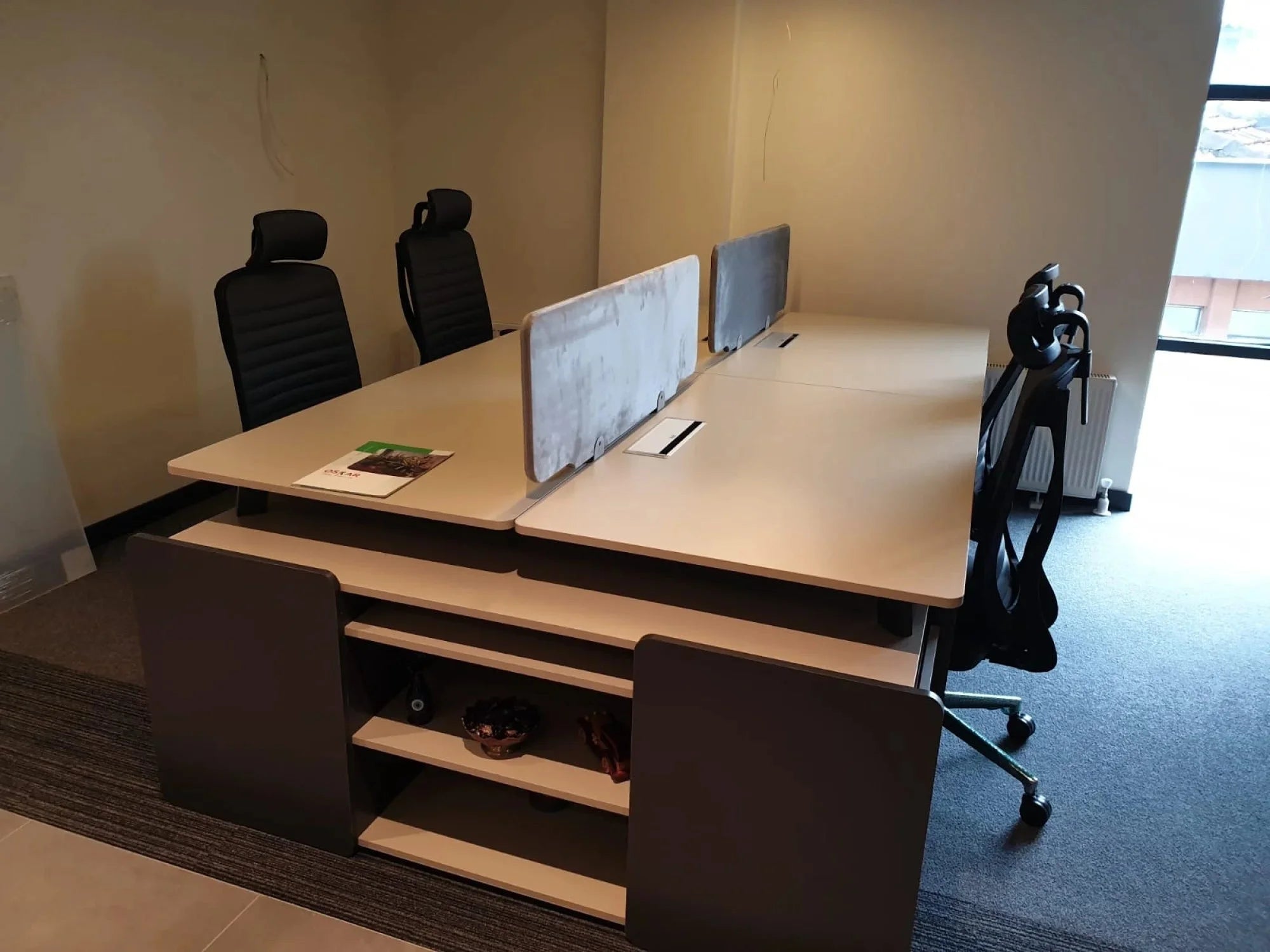 İstanbul Ofis Mobilya ahşap ve antrasit renkli, bölücü panelli, modern tasarımlı çoklu ofis çalışma masası takımı.
