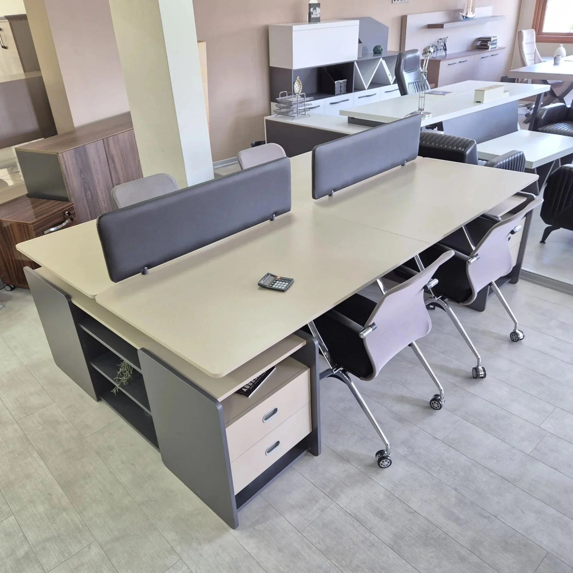 İstanbul Ofis Mobilya antrasit ve ahşap detaylı, bölücü panelli, modern çoklu ofis çalışma masası takımı.