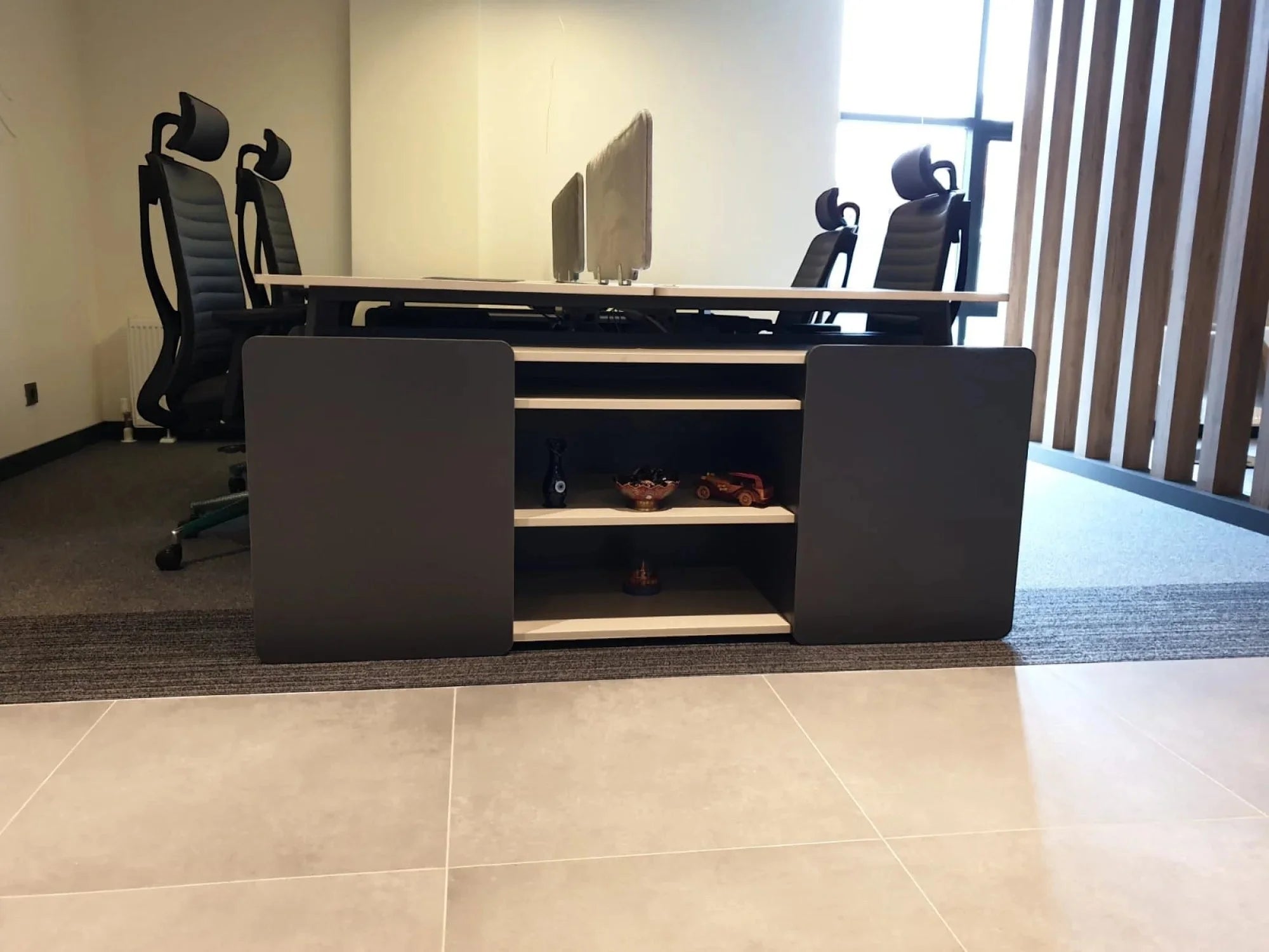 İstanbul Ofis Mobilya antrasit ve ahşap detaylı, bölücü panelli modern çoklu çalışma masası takımı