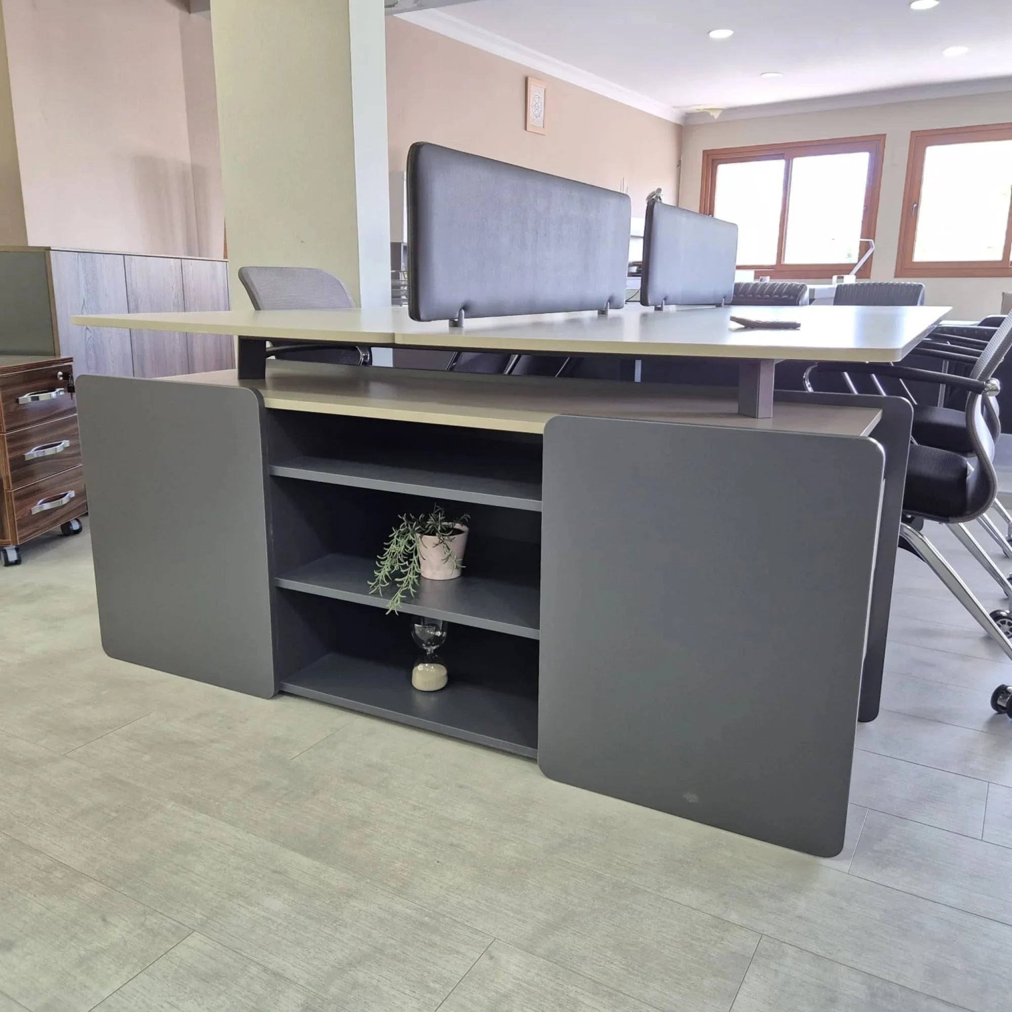 İstanbul Ofis Mobilya antrasit ve ahşap detaylı, bölücülü, modern tasarımlı çoklu ofis çalışma masası takımı.