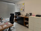 İstanbul Ofis Mobilya tarafından tasarlanan modern ofis çalışma alanı, siyah deri koltuk ve ahşap ofis mobilyaları.