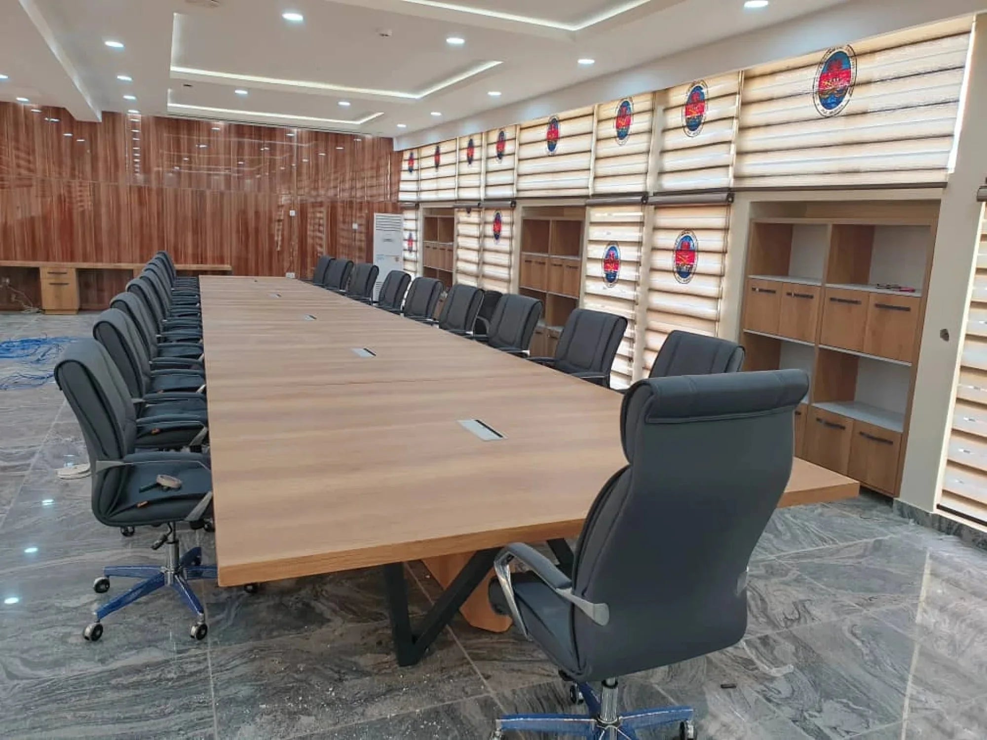 İstanbul Ofis Mobilya modern ahşap toplantı masası ve ergonomik deri yönetici koltukları içeren ofis toplantı odası