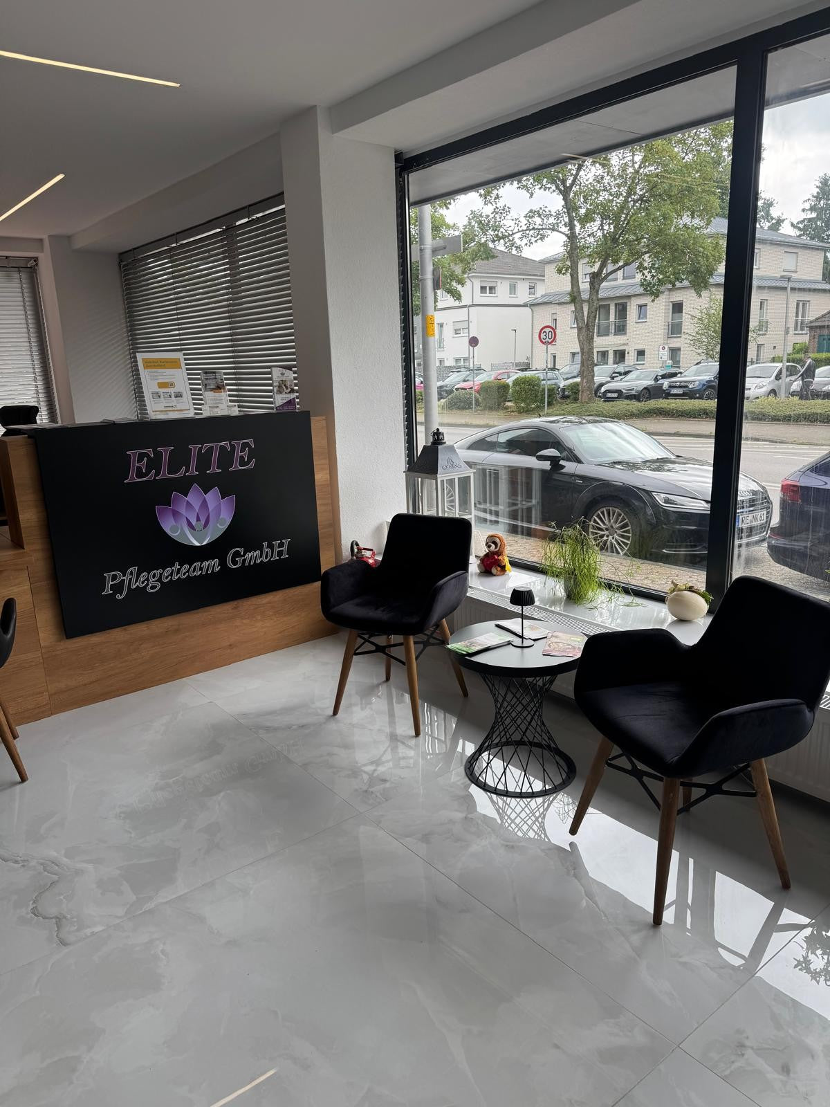 İstanbul Ofis Mobilya tasarımı siyah modern bekleme koltukları ve şık orta sehpa ile döşenmiş ofis bekleme alanı