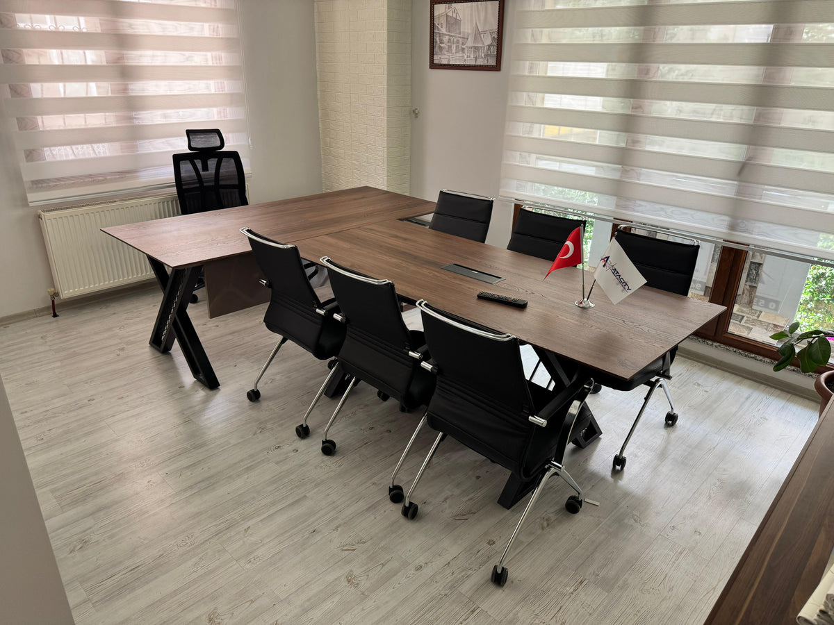 İstanbul Ofis Mobilya marka ahşap görünümlü modern T tipi toplantı masası ve siyah ofis sandalyeleri