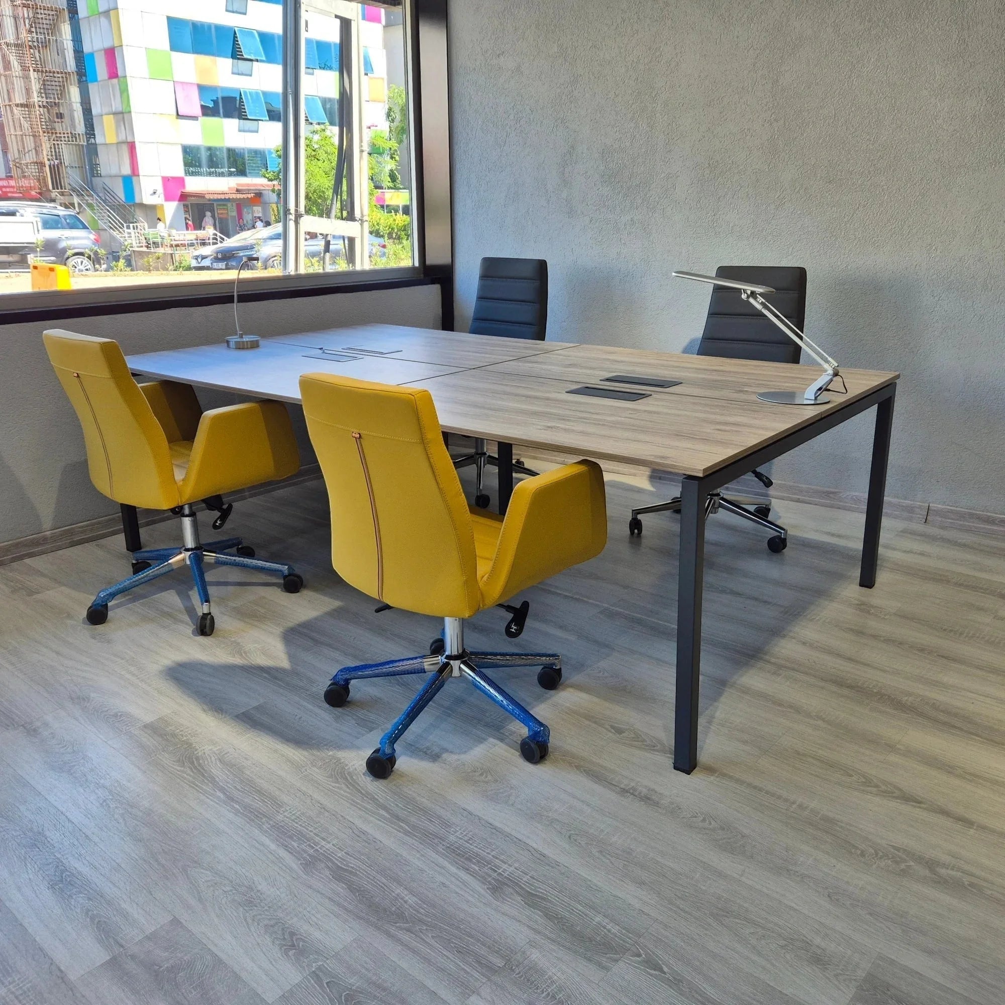 İstanbul Ofis Mobilya modern ahşap tablalı, metal ayaklı 4'lü ofis çalışma masası ve renkli ofis sandalyeleri.