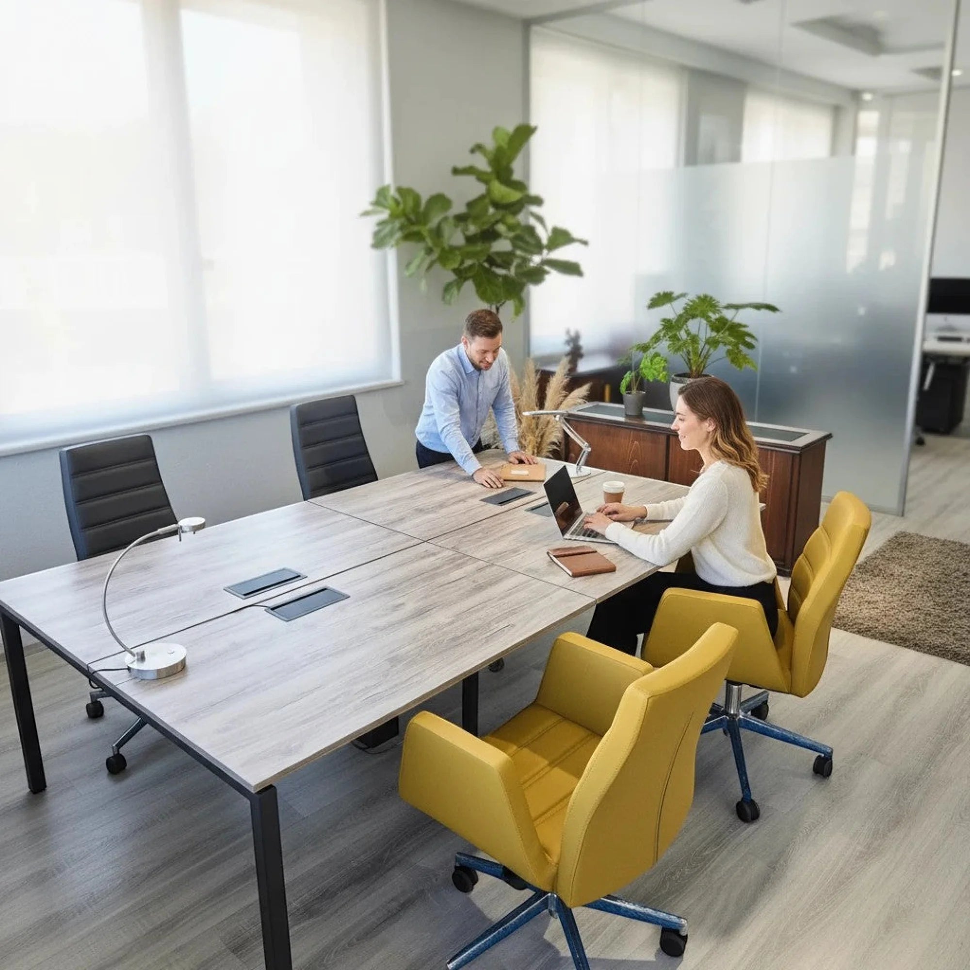 İstanbul Ofis Mobilya modern ahşap yüzeyli 4lü çalışma masası, sarı koltuklar ve ofis ortamında çalışan profesyoneller