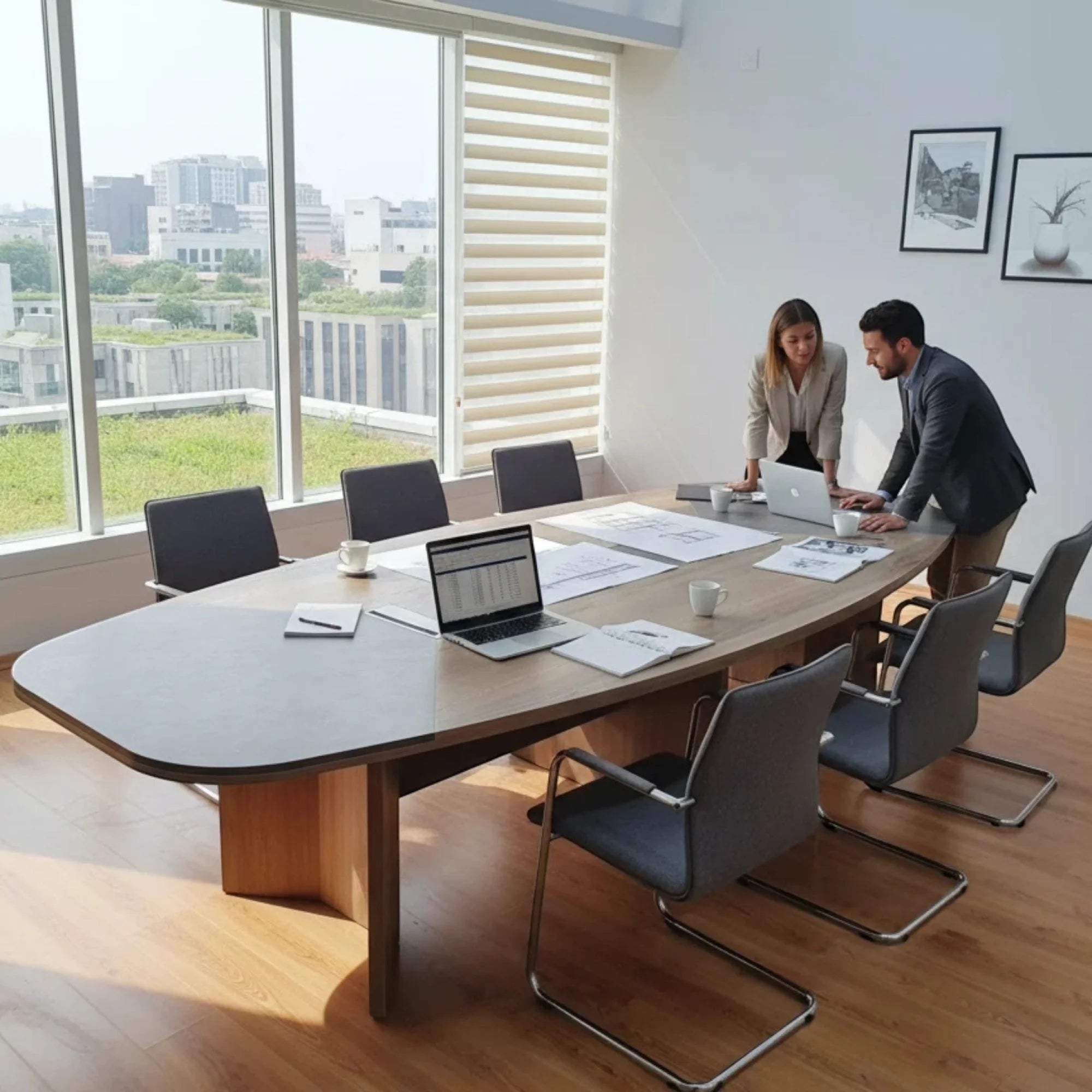 İstanbul Ofis Mobilya modern ahşap ve gri detaylı oval toplantı masası başında çalışan profesyonel ekip.