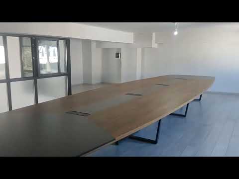 Grote ovale vergadertafel voor 20-22 personen