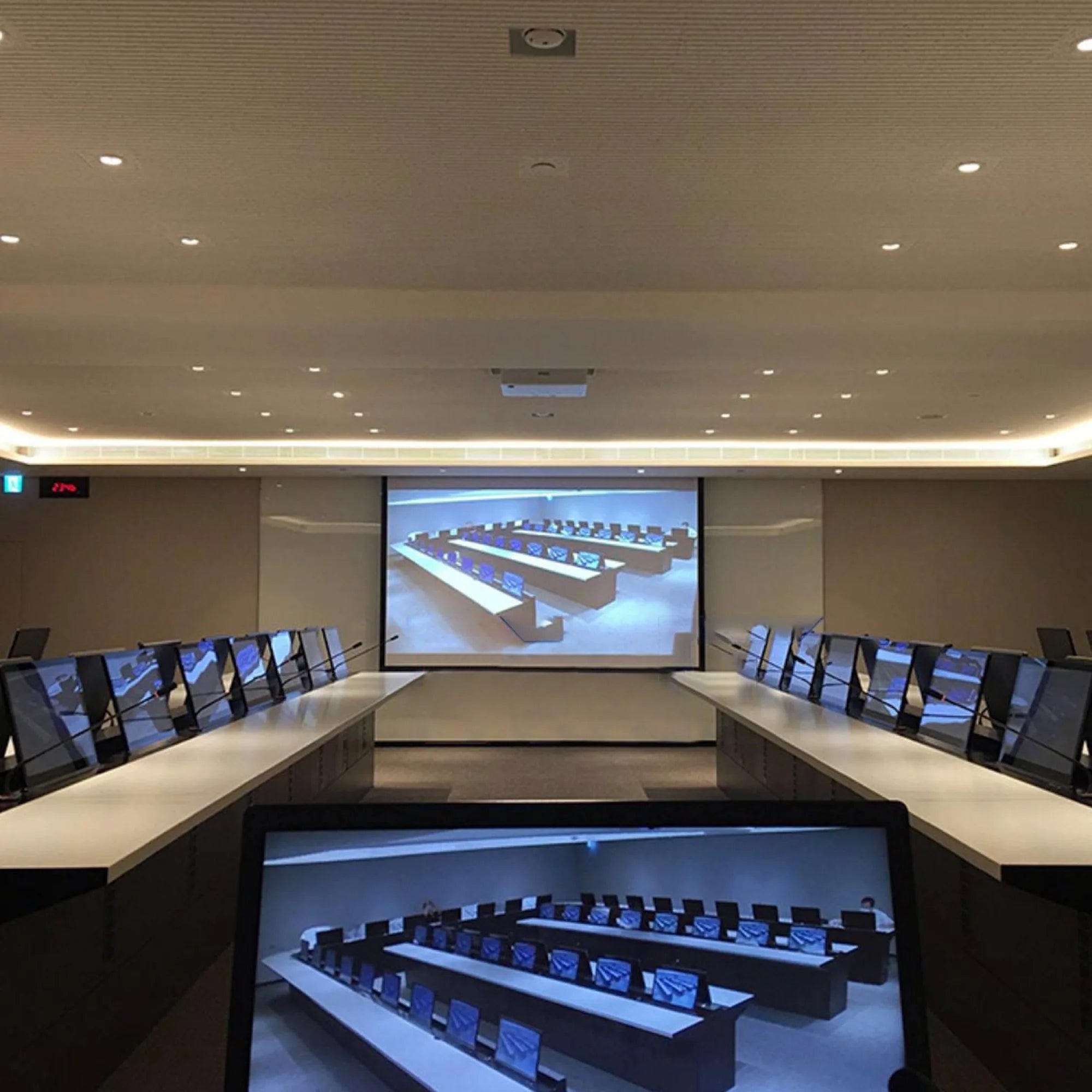 Siyah Motorlu Monitör Kaldırmalı Toplantı Masası İstanbul Ofis Mobilya