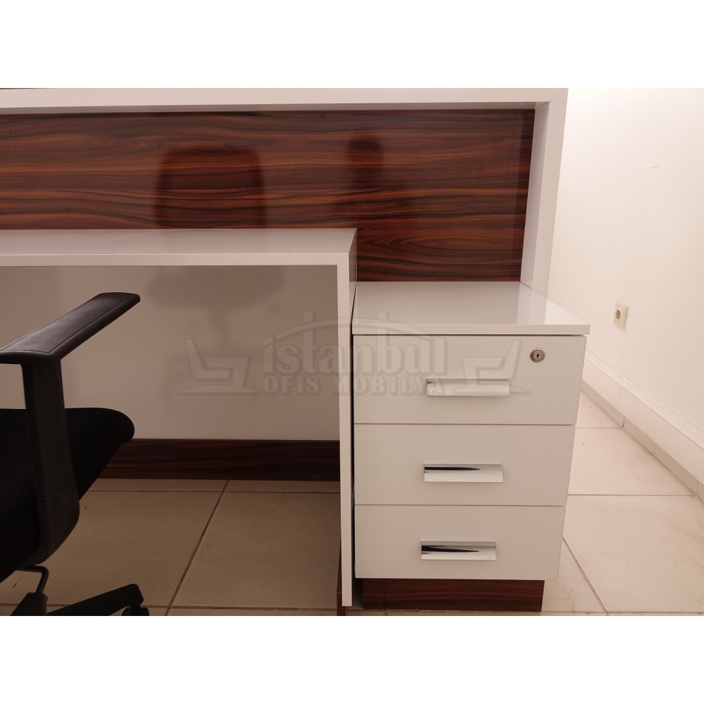 Box Desk Welcome Desk Walnut Verchroomd