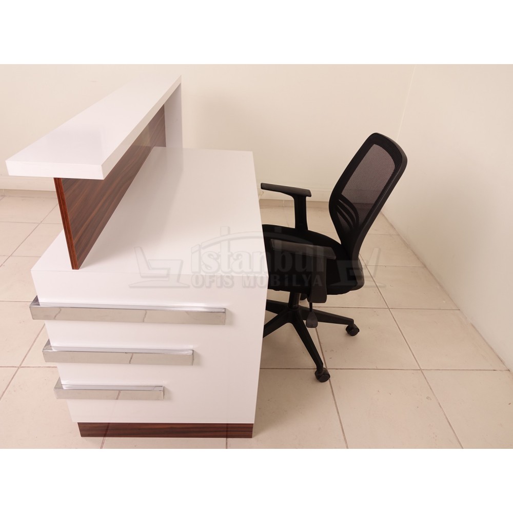 Box Desk Welcome Desk Walnut Verchroomd