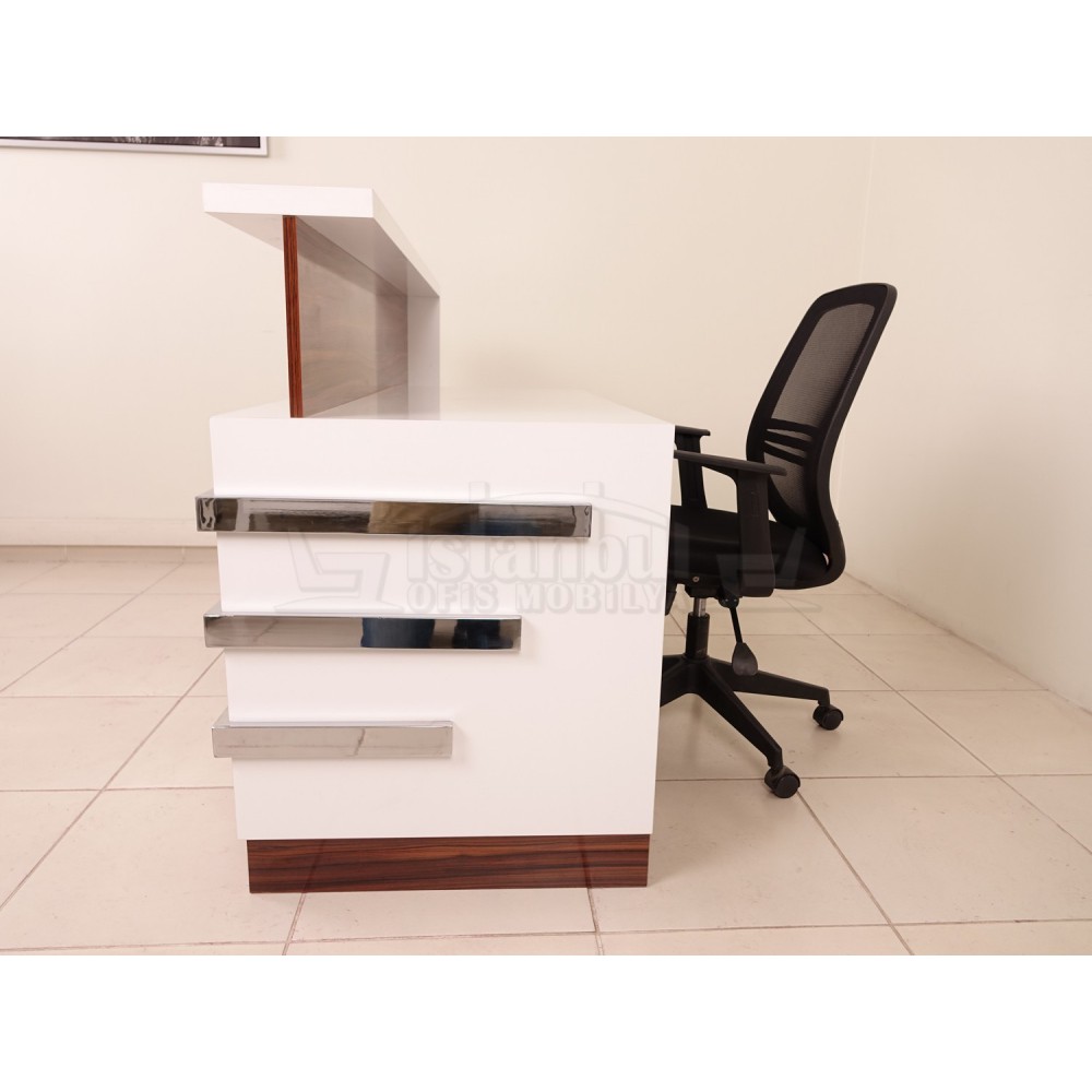 Box Desk Welcome Desk Walnut Verchroomd