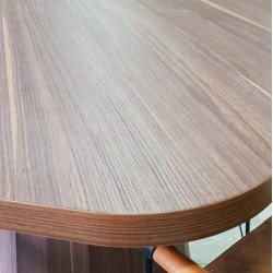 Ronde ontmoetingshouten taps toelopende poot