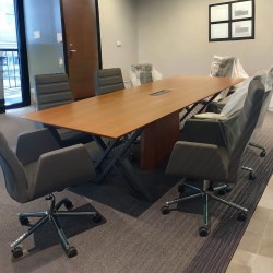 Houten gefineerde vergadertafel