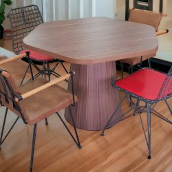 Ronde ontmoetingshouten taps toelopende poot