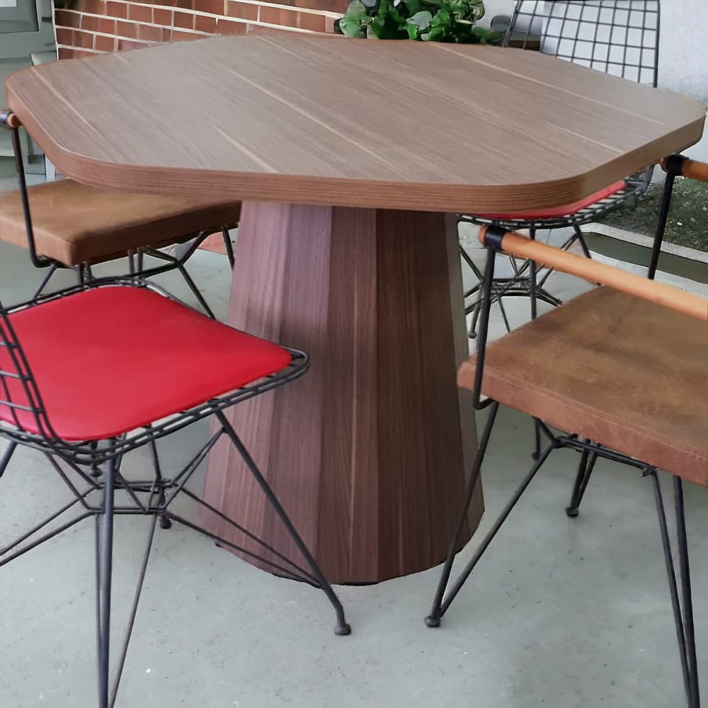 Ronde ontmoetingshouten taps toelopende poot