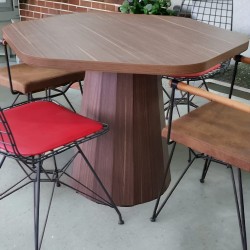 Ronde ontmoetingshouten taps toelopende poot