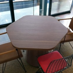 Ronde ontmoetingshouten taps toelopende poot