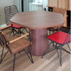 Ronde ontmoetingshouten taps toelopende poot