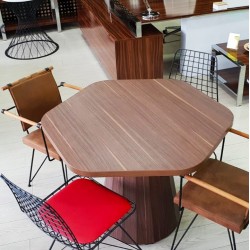 Ronde ontmoetingshouten taps toelopende poot