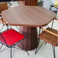 Ronde ontmoetingshouten taps toelopende poot