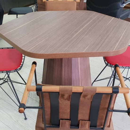 Ronde ontmoetingshouten taps toelopende poot