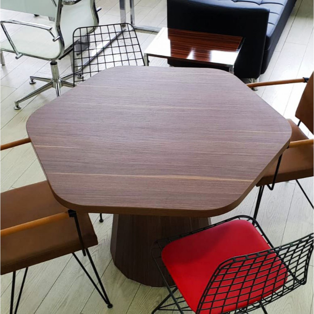 Ronde ontmoetingshouten taps toelopende poot