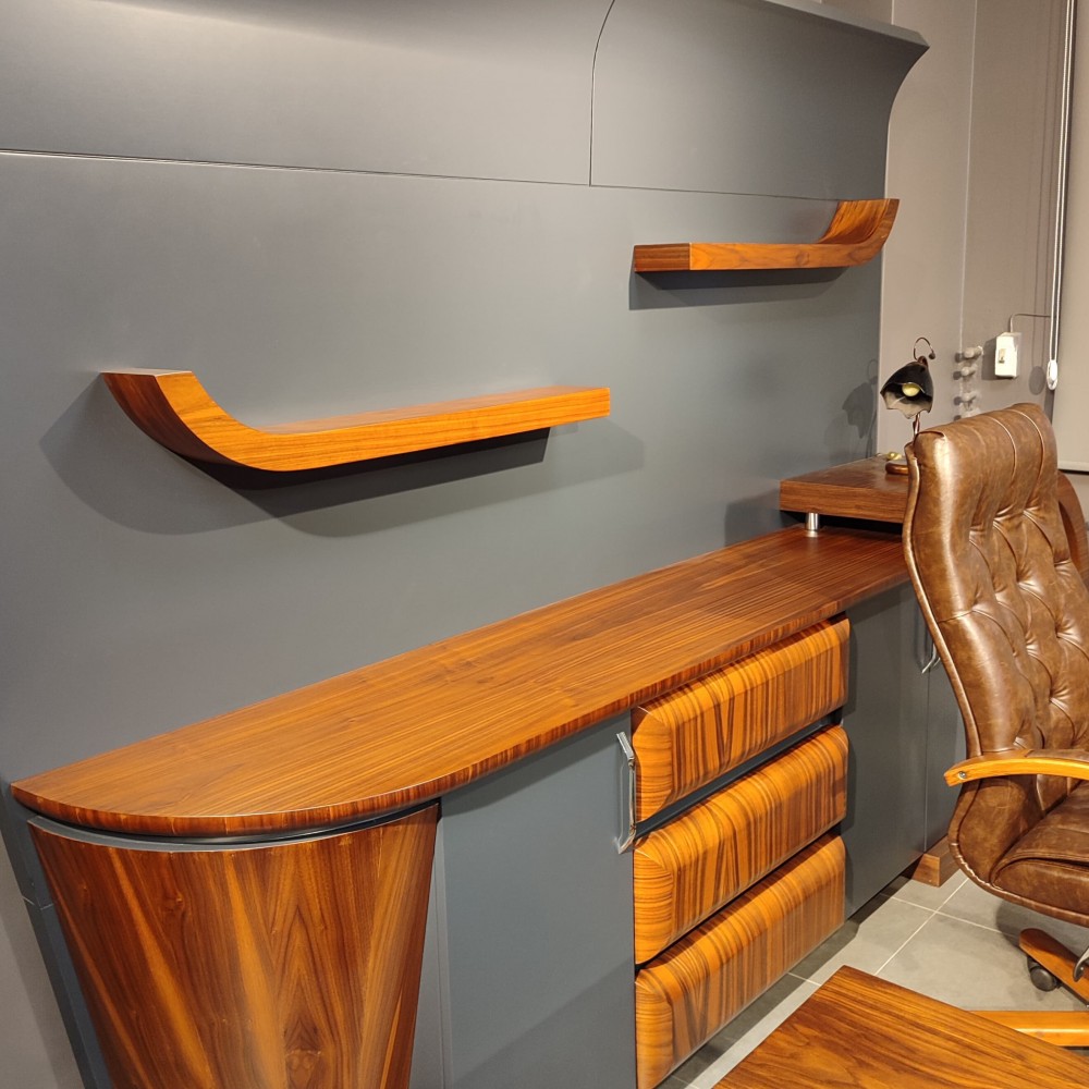 Neta Makam kantoorset