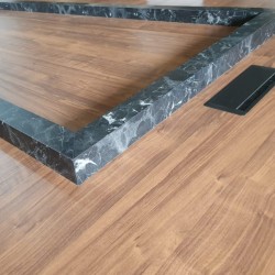 Houten vergadertafel met marmerpatroon