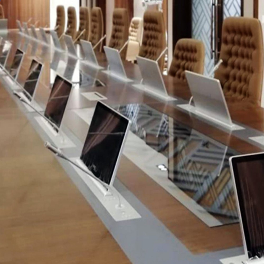 Zilverkleurige gemotoriseerde monitorlift