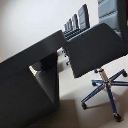 Grote Zwart Gelakte Vergadertafel Voor 20 Personen